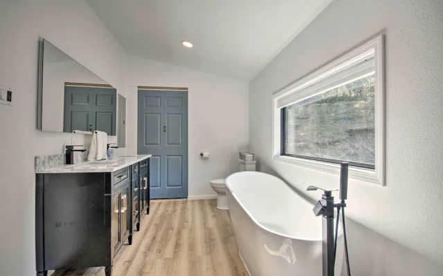 Waterfront Escape: Ozarks Home + Guest House!