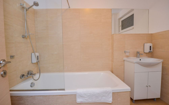 Bucharest Apartment - Two Bedrooms - 6 Guests - Cismigiu Gardens