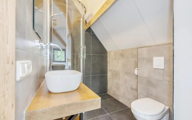 Modern Lodge Stay With Pond View
