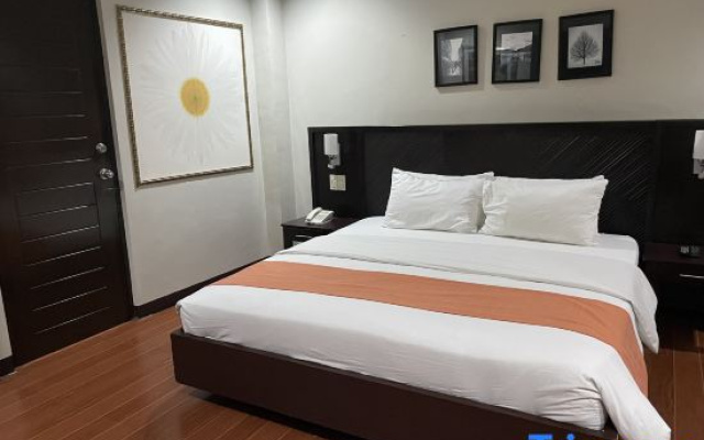 RedDoorz Plus @ Hotel Esse