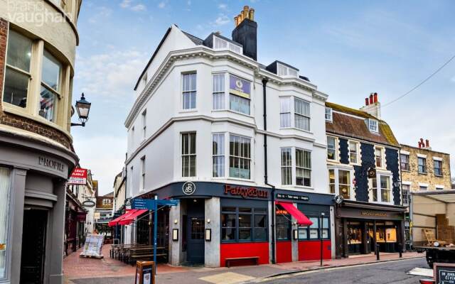Отель Hi-spec Flat in the Heart of Brighton's Lanes Великобритания, Брайтон - отзывы, цены и фото номеров - забронировать отель Hi-spec Flat in the Heart of Brighton's Lanes онлайн вид на фасад
