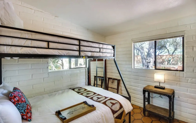 Eclectic Tucson Home 2 Mi to Saguaro National Park