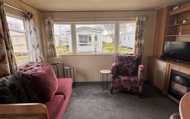 2 Bed Caravan - Sleeps 6 - Pet Friendly, Parking