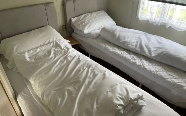 2 Bed Lodge Sleeps 5 - Pet Friendly, Parking
