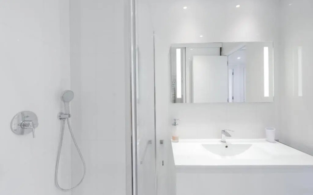 SERRENDY 3 minute-walk to the beaches! Cozy 2-bedroom apartment