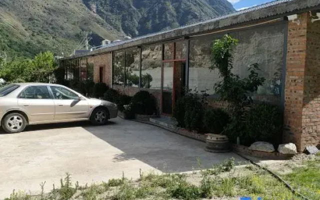 Shangri-La Tiger Leaping Gorge Mountain Lodge River View Homestay