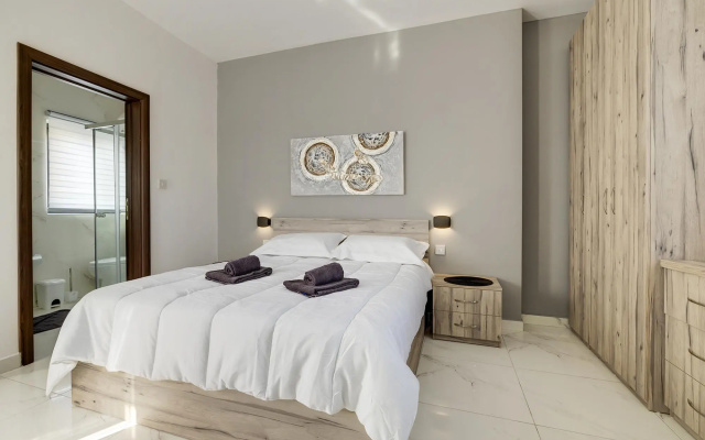 Chic 2BR Penthouse Steps From the Promenade