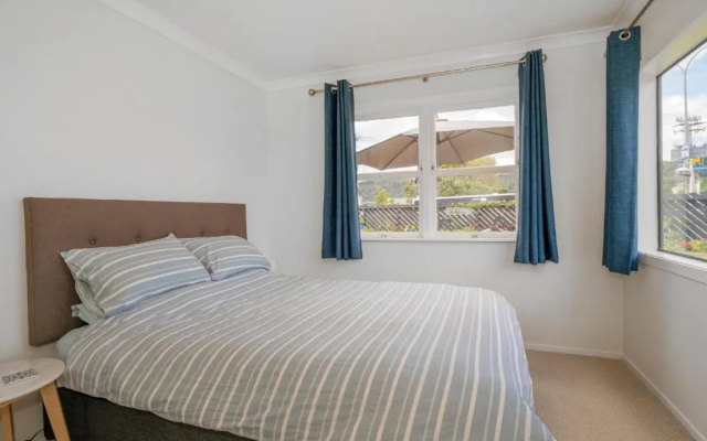 Beach House on Hetherington - Whangamata Holiday Home