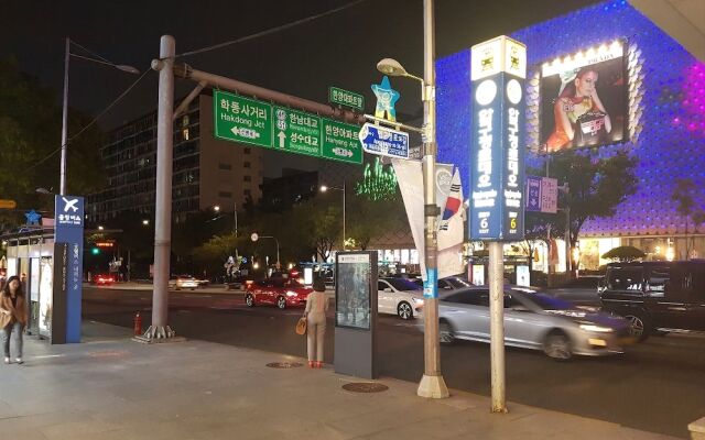 Отель ConyHouse Apgujeong-rodeo вид на фасад