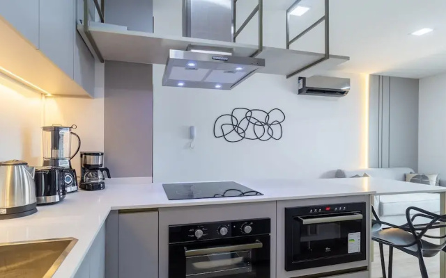 Modern apt With Pool and hot Tub! Rhl0305