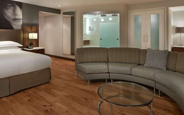 Hilton Toronto Airport Hotel & Suites