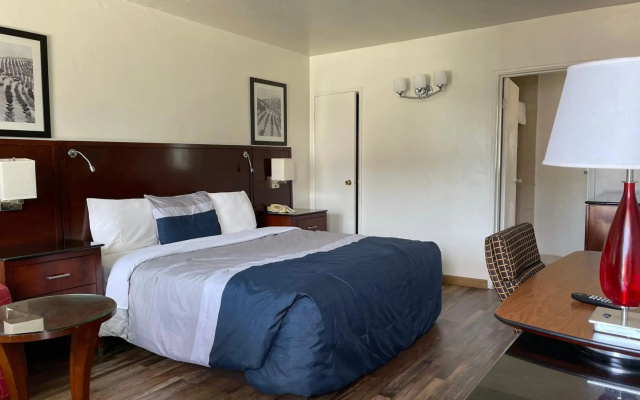 Travelers Beach Inn