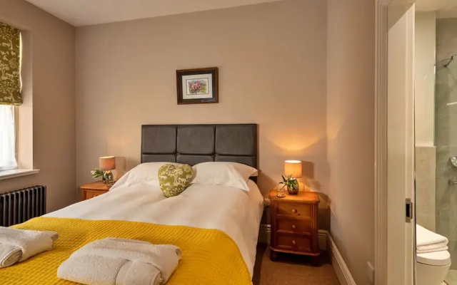 Elegant Apartment in Buxton, No Deposit