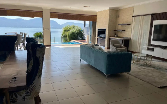 Dam Veiw House