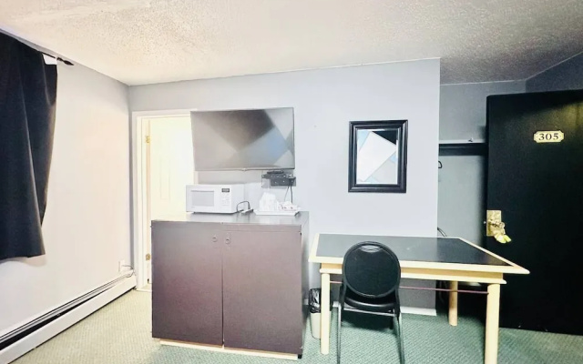 Grizzly Motor Hotel