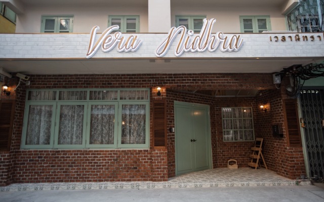 Отель Vera Nidhra вид на фасад