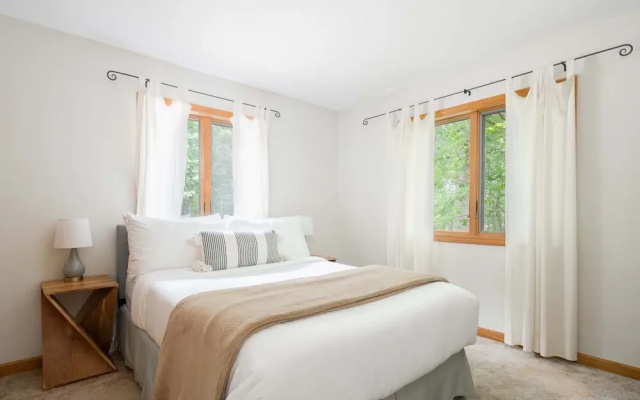 Meadowood Manor by Rovetravel Heated Pool