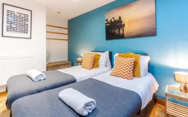 Pebble Mews House - Sleeps 6 to 8 Guests