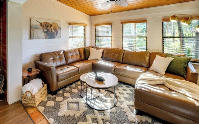 Lake Okeechobee Dockside Cabin w/ Pool Access