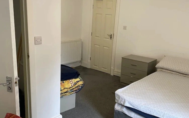 6 Bed - 5 Bath - Sleeps 6 - Free Parking
