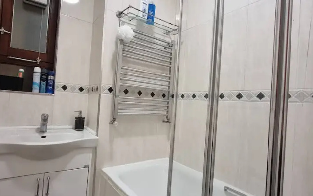 4 Bed Flat - Sleeps 12 - Pets - Wifi