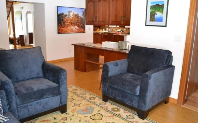 The Pines Bed & Breakfast, B&B