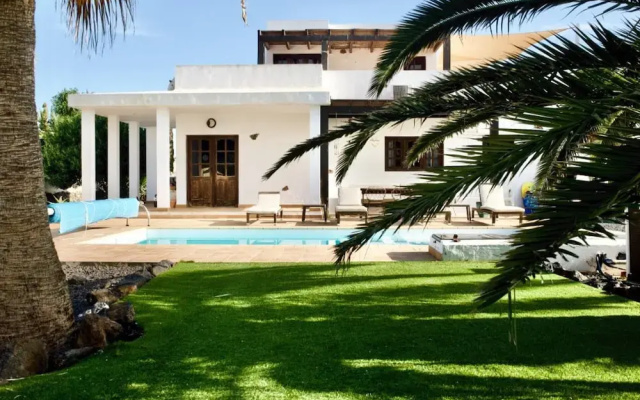 Lajares Villa-sleeps 6-free Parking-playground