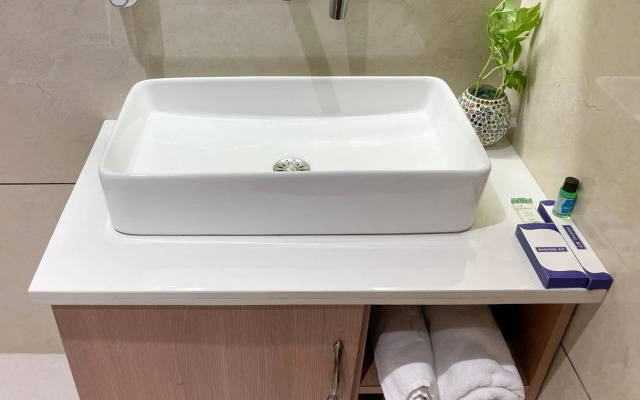 Hotel Crown Savoy, Near Railway Station & GURU NANAK DEV UNIVERSITY