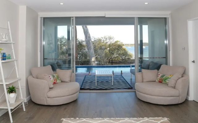 Hampton's Coastline Retreat