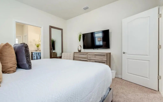5541 Misty oak Circle
