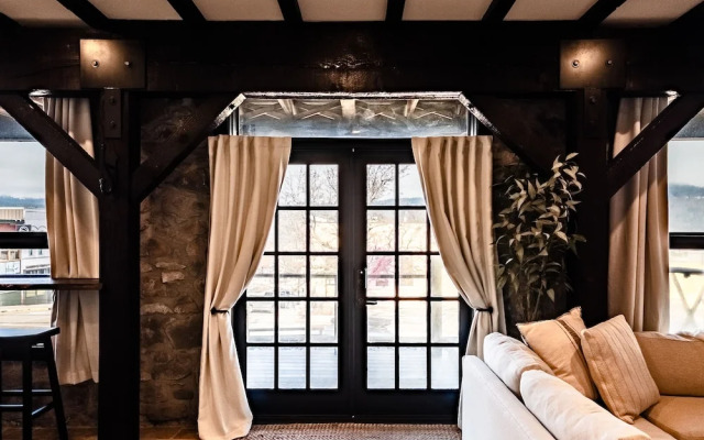 Horsefeathers Hotel