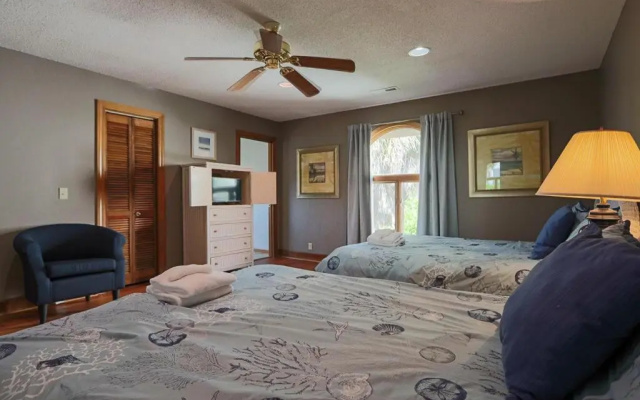 2-story 5 Bed, 5.5 Bath Oceanfront Home Sleeps 18, 4-seat Golf Cart is Included