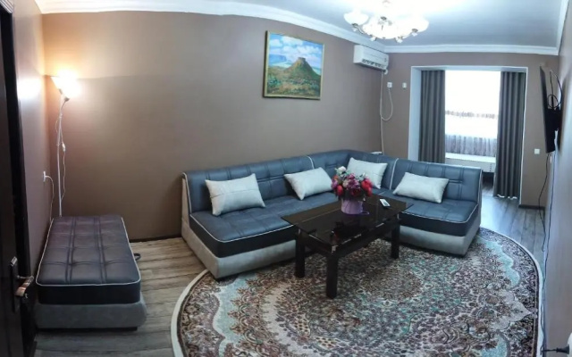 Apartment near Farkhadskiy bazar