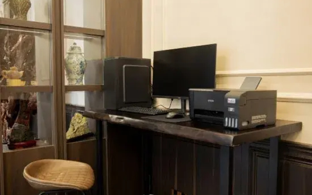 Qihua Luxury Hotel