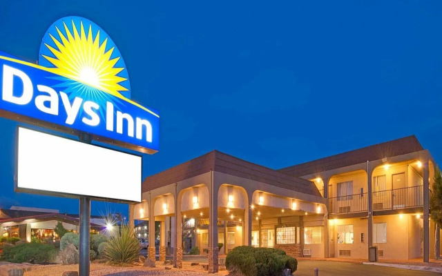 Tree Inn & Suites Albuquerque.