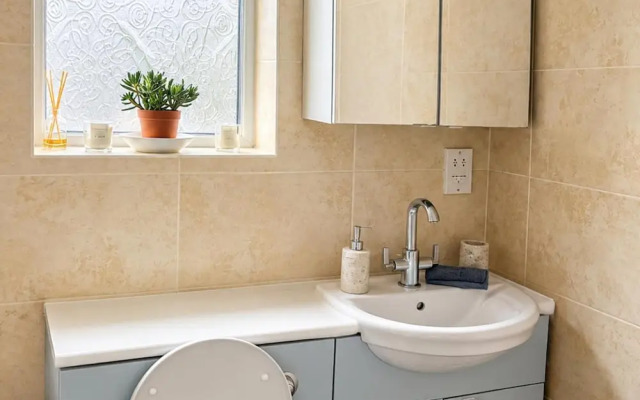 3-bed House Sleeps 7, Parking & Garden, Pets Ok