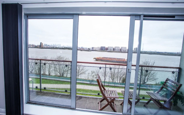 Remarkable 2-bed Apartment With Sea View
