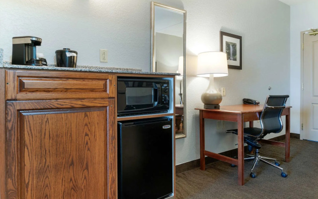 Executive Inn & Suites