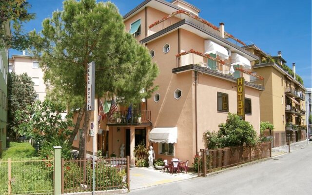 Hotel Delle Rose вид на фасад