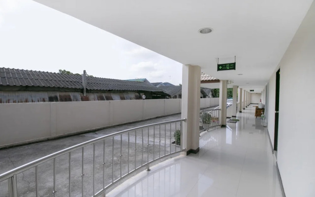 OYO 75390 Sunee Place Hotel