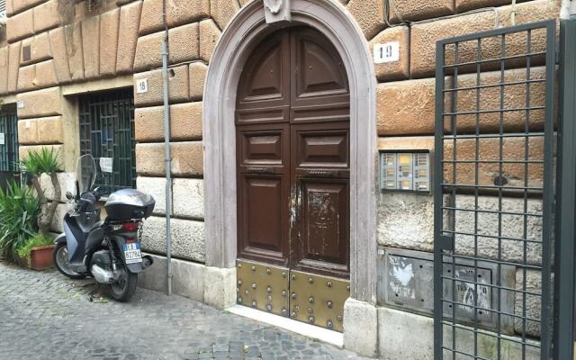 Апартаменты Riari Trastevere Apartment вид на фасад