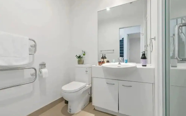 Roomy Loft 2 Bedroom w/ Free Parking Zodiak Stays