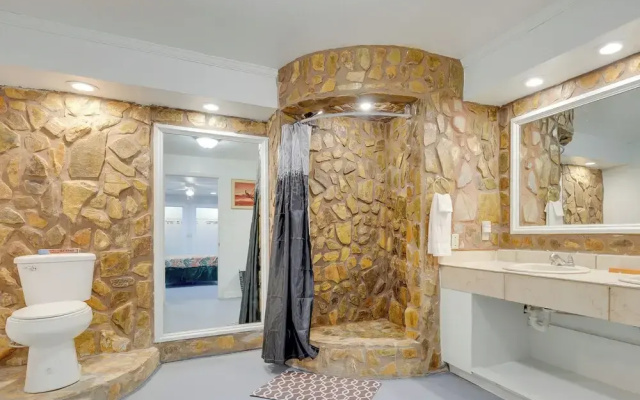 Comfortable Alabama Apartment: Pets Welcome!