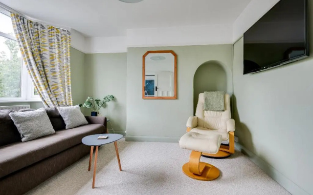 Cheerfull 3-bedroom Home With Parking Garden