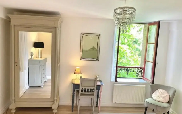 Spacious Apartment With Garden