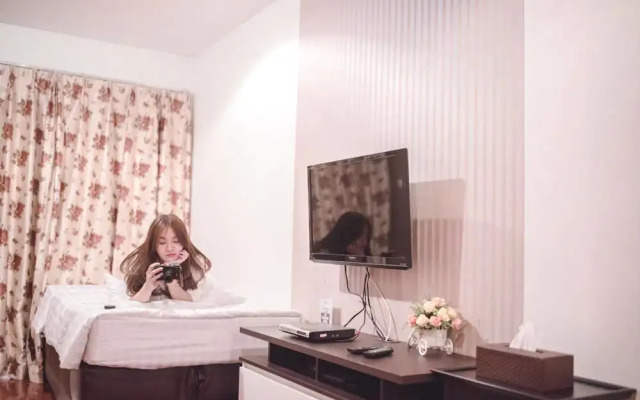 Crystal Box Hotel