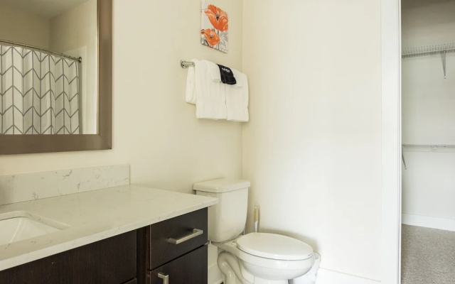 1 BR International Plaza Apt by Frontdesk