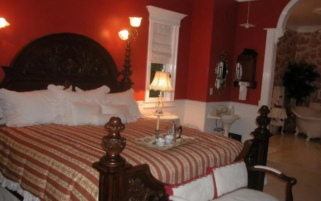 Tin Lizzie Inn