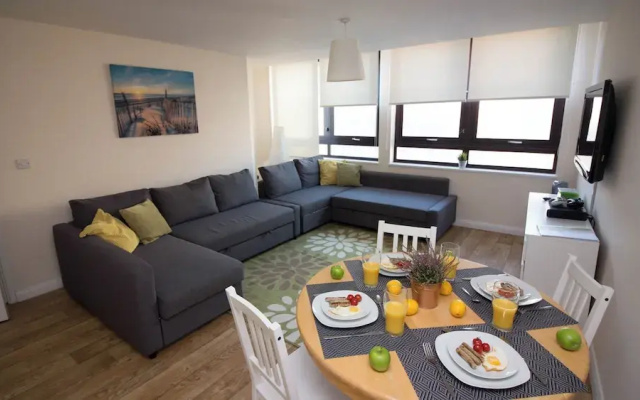 Stayzo Castle Point 6 Apartment - Premier Lodge