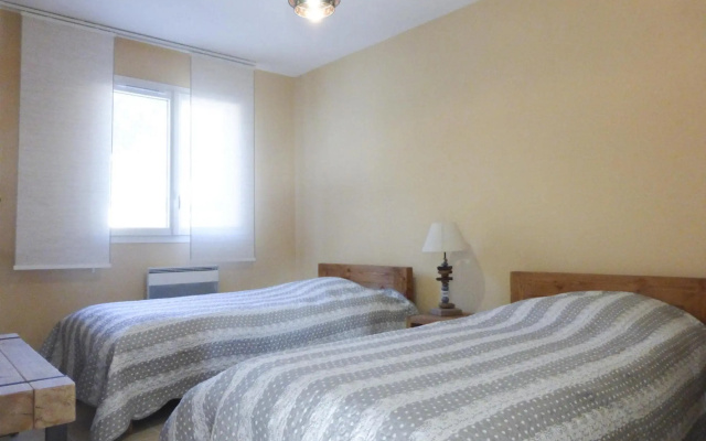 Nice Holiday Home With Private Terrace, Arpaillargues-et-aureillac
